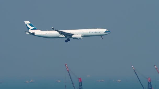 Airbus A330 se aproximando no aeroporto intrenacional de Hong Kong — Vídeo de Stock