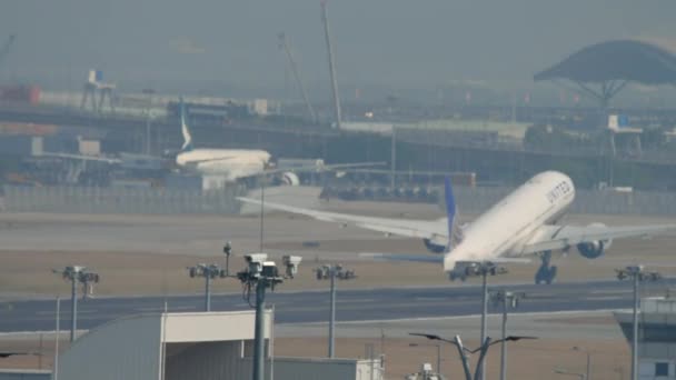 国泰航空公司波音777航班起飞 — 图库视频影像
