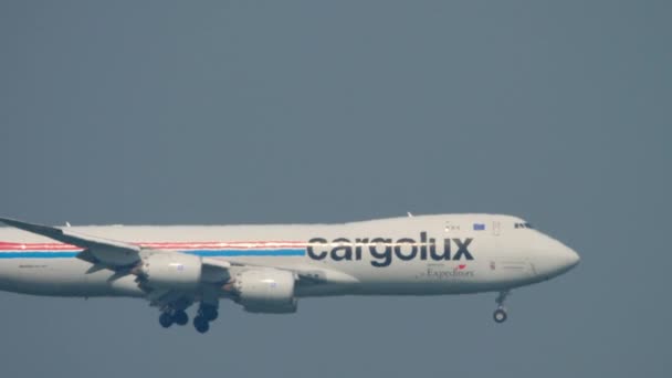 Boeing 747 acercándose al aeropuerto internacional de Hong Kong — Vídeos de Stock