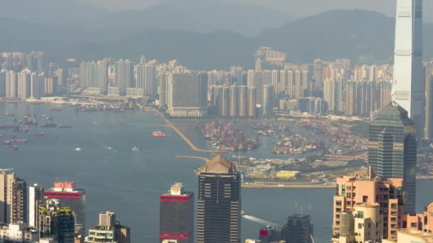 Pemandangan pelabuhan kargo Hong Kong dari puncak Victoria, tiLapse — Stok Video