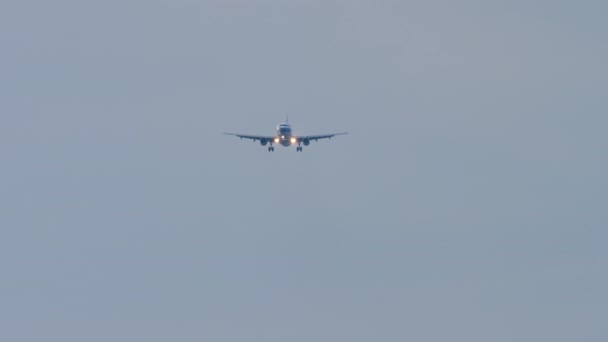 Avión acercándose sobre el océano — Vídeos de Stock