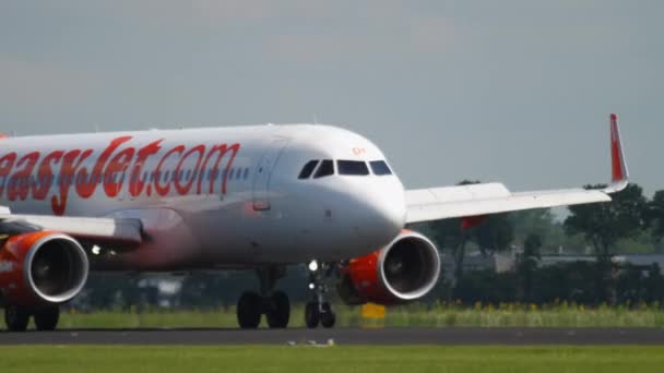 EasyJet Airbus A320 bei der Landung — Stockvideo