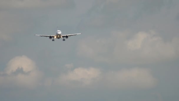 Leszállás előtt közeledő repülőgép — Stock videók