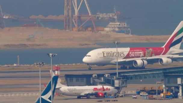 Airbus A380 lądowania w Hongkongu intrenational lotnisko — Wideo stockowe