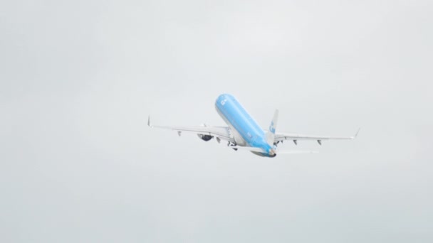 KLM Cityhopper Embraer 190 hebt ab — Stockvideo