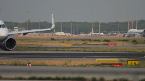 Airbus A320 acelera antes da partida — Vídeo de Stock