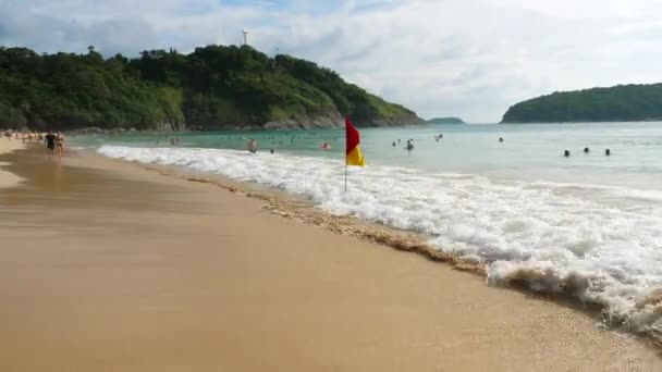 Nai Harn beach, Phuket sziget déli részén — Stock videók