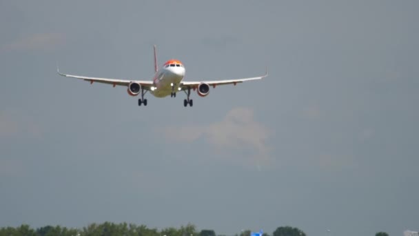Lądowanie EasyJet Airbus A320 — Wideo stockowe