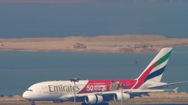 Atterrissage de l'Airbus A380 à l'aéroport international de Hong Kong — Video