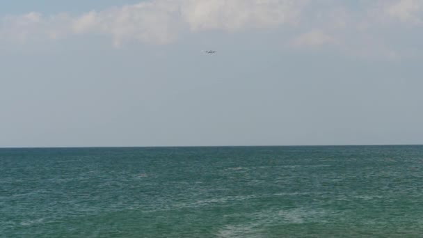 Αεροπλάνο πλησιάζει πάνω από τον ωκεανό — Αρχείο Βίντεο