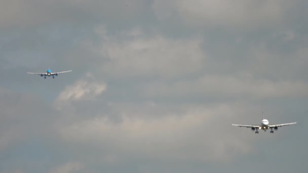 Vliegtuigen naderen voor de landing — Stockvideo