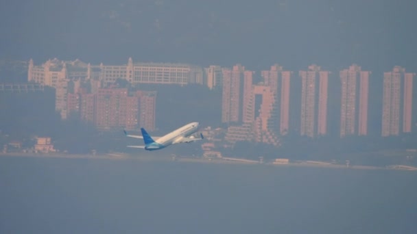 Flygplanets avgång från den internationella flygplatsen i Hongkong — Stockvideo