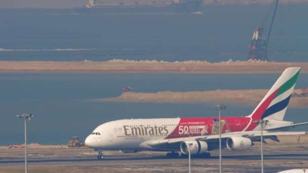 Посадка Airbus A380 в международном аэропорту Гонконга — стоковое видео