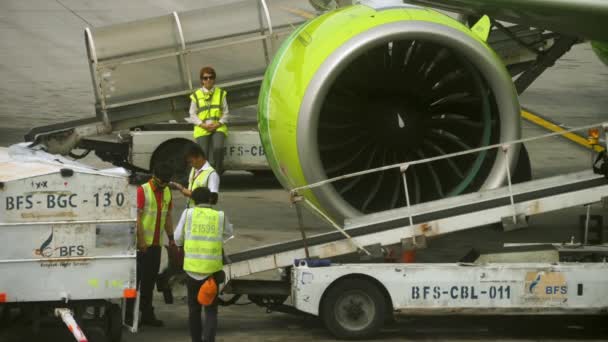 Загрузка багажа на борт самолета — стоковое видео