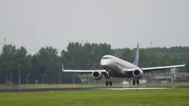 Landung KLM Embraer 190 — Stockvideo