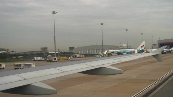 Samolot kołowania na lotnisku Suvarnabhumi, Bangkok — Wideo stockowe