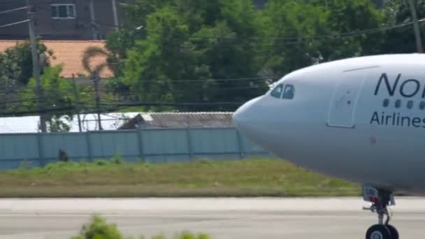NordWind Airbus A330 landning — Stockvideo