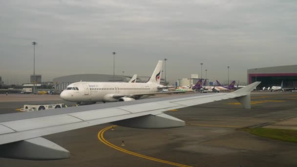 Rollendes Flugzeug auf dem Flughafen Suvarnabhumi, Bangkok — Stockvideo