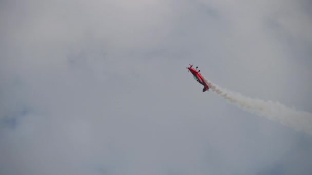 Campeão mundial realiza acrobacias — Vídeo de Stock