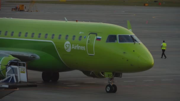 S7 Embraer taxiing after landing — Stok video