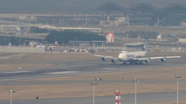 Nippon Cargo Boeing 747 отправление из Гонконга — стоковое видео