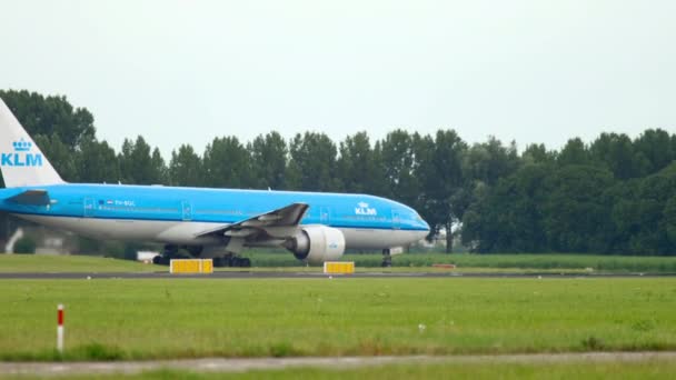 KLM Boeing 777 rodaje antes de la salida — Vídeos de Stock