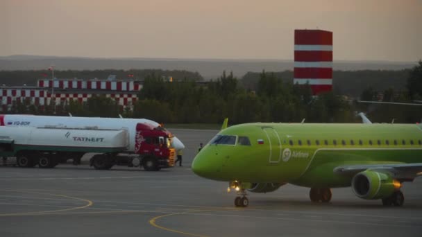 S7 Kołysanie Embraer po lądowaniu — Wideo stockowe