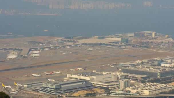 Вид с воздуха в аэропорту Chek Lap Kok, timelapse — стоковое видео