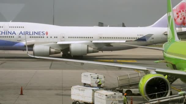 Remolque de China Airlines Boeing 747 — Vídeos de Stock