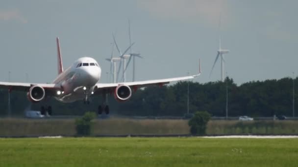 Easy Jet Airbus A320 iniş yapıyor. — Stok video