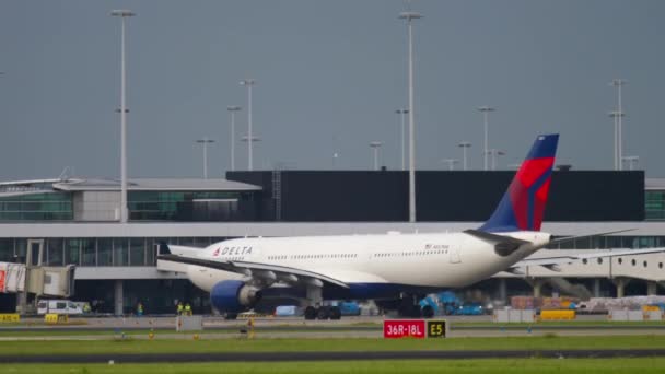 Delta Airlines Airbus 330 taxi — Stock video