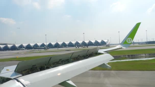 Airplanes in Suvarnabhumi airport — Stock Video