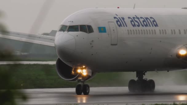 Širokový letoun přistávý za deštivého počasí — Stock video