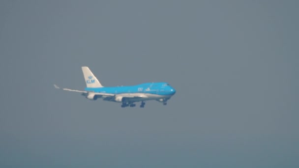Boeing 747 zbliża się w Hongkongu intrenational lotnisko — Wideo stockowe