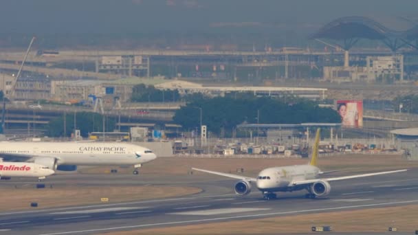 Royal Brunei Boeing 787 departure from Hong Kong — Stock Video