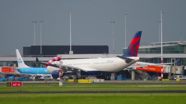 Delta Airlines Airbus 330 taxiën — Stockvideo