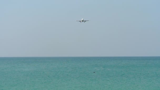 Самолет приближается над океаном — стоковое видео