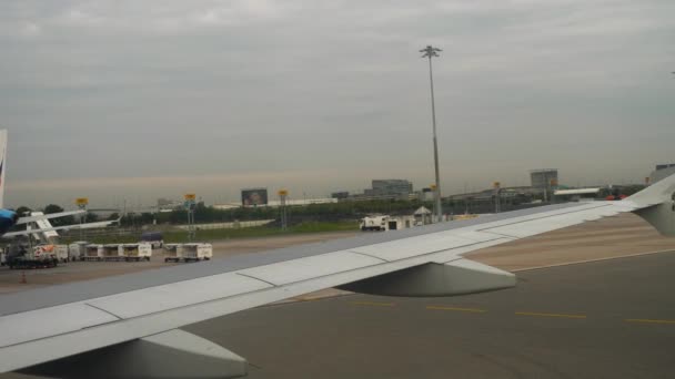 Rollendes Flugzeug auf dem Flughafen Suvarnabhumi, Bangkok — Stockvideo