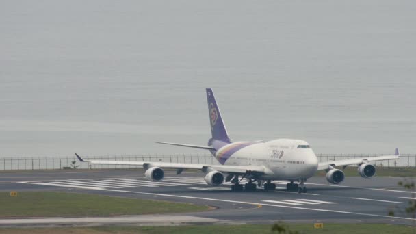 Vliegtuig vertrek uit Phuket — Stockvideo