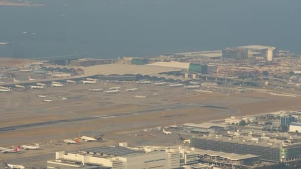 Вид с воздуха в аэропорту Chek Lap Kok, timelapse — стоковое видео