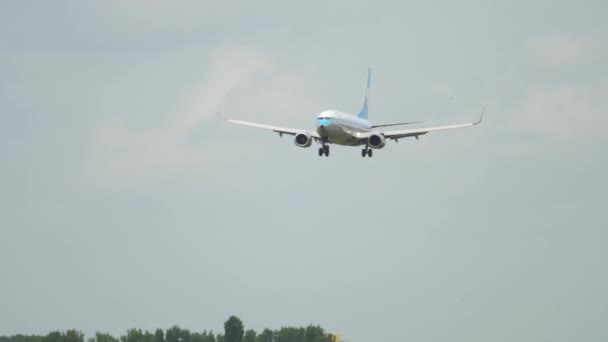 Klm retro livery Boeing 737 landing — Stock video