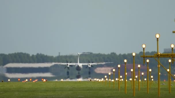 Aterragem do avião turboélice — Vídeo de Stock