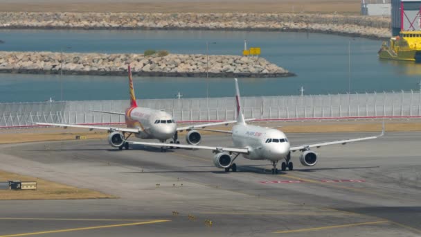 Самолеты ждут старта перед вылетом из международного аэропорта, Гонконг — стоковое видео