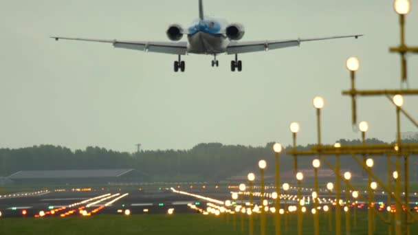 KLM Cityhopper Fokker 70 landet — Stockvideo