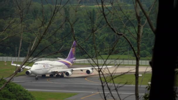 Thai Airways Jumbo belok ke landasan pacu — Stok Video