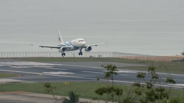 Airbus 320 nadert boven oceaan — Stockvideo