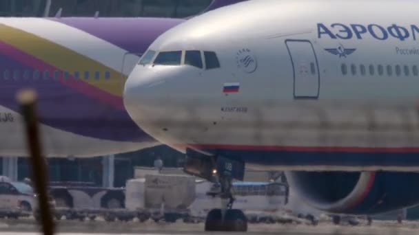 Flugzeug rollt vor dem Abflug — Stockvideo