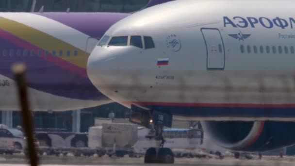 Avión en rodaje antes de la salida — Vídeos de Stock