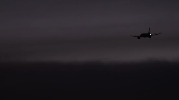 Final approach at sunset — Stock Video