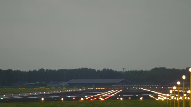 Pas startowy lotniska, wcześnie rano — Wideo stockowe